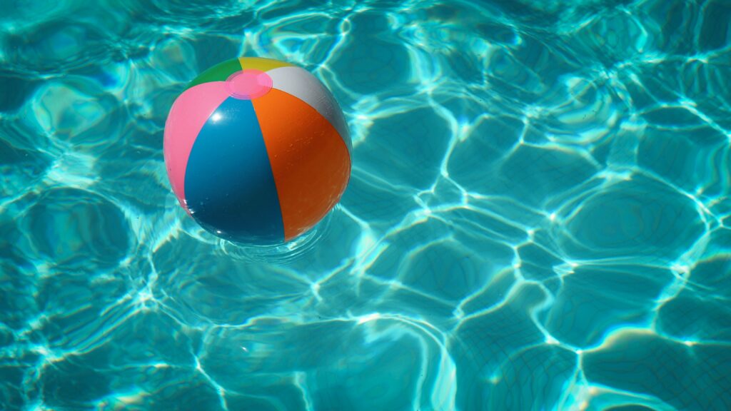 Ballon dans une piscine