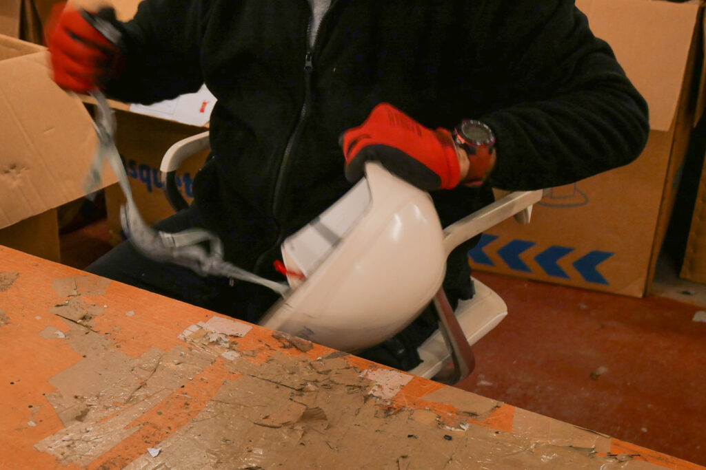 Démantèlement d'un casque de chantier