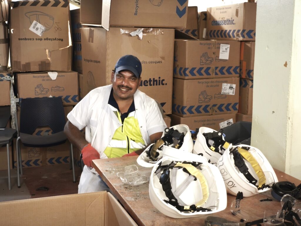 Salarié recyclant les casques de chantier