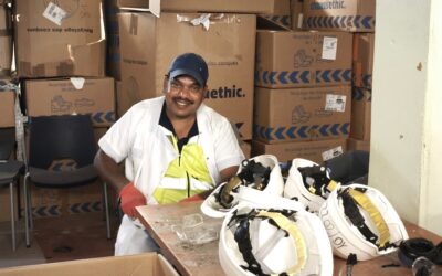 Salarié recyclant les casques de chantier